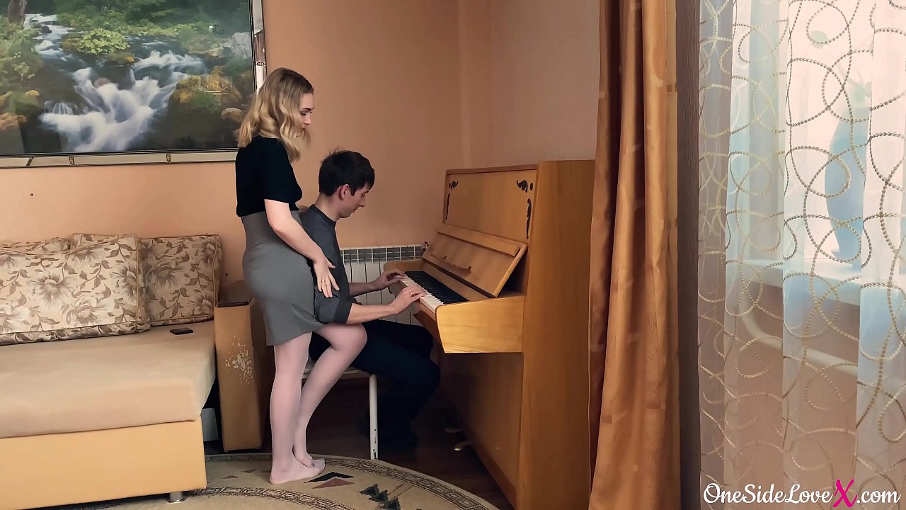 Fortepijono mokytoja giliai iščiulpė savo mokinio penį ir jį išdulkino.