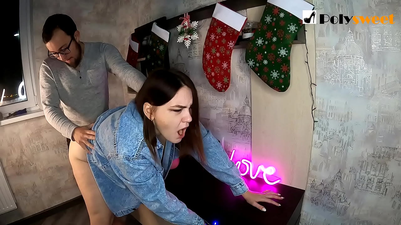 Vaikinas mėgavosi dulkindamas gražią merginą su kuoduku į užpakalį savo burna ir peniu