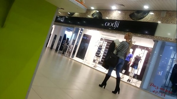 Šauni mergina prekybos centre.