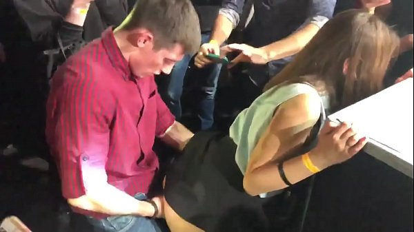 Tikras seksas rusų naktiniame klube. 18-metė rusų mergina išangėje ir makštyje dulkinama naktiniame klube